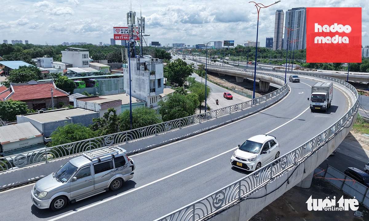 Nhánh cầu vượt N2 kết nối từ đường dẫn cao tốc TP.HCM - Long Thành - Dầu Giây rẽ trái xuống đại lộ Mai Chí Thọ đã đưa vào khai thác nhiều tháng - Ảnh: THUẬN VĂN