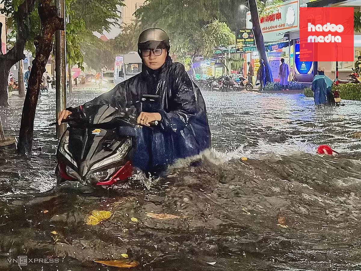 Nước ngập gần ngang người ở khu Thảo Điền, TP HCM, tháng 6/2026. Ảnh: Thanh Tùng