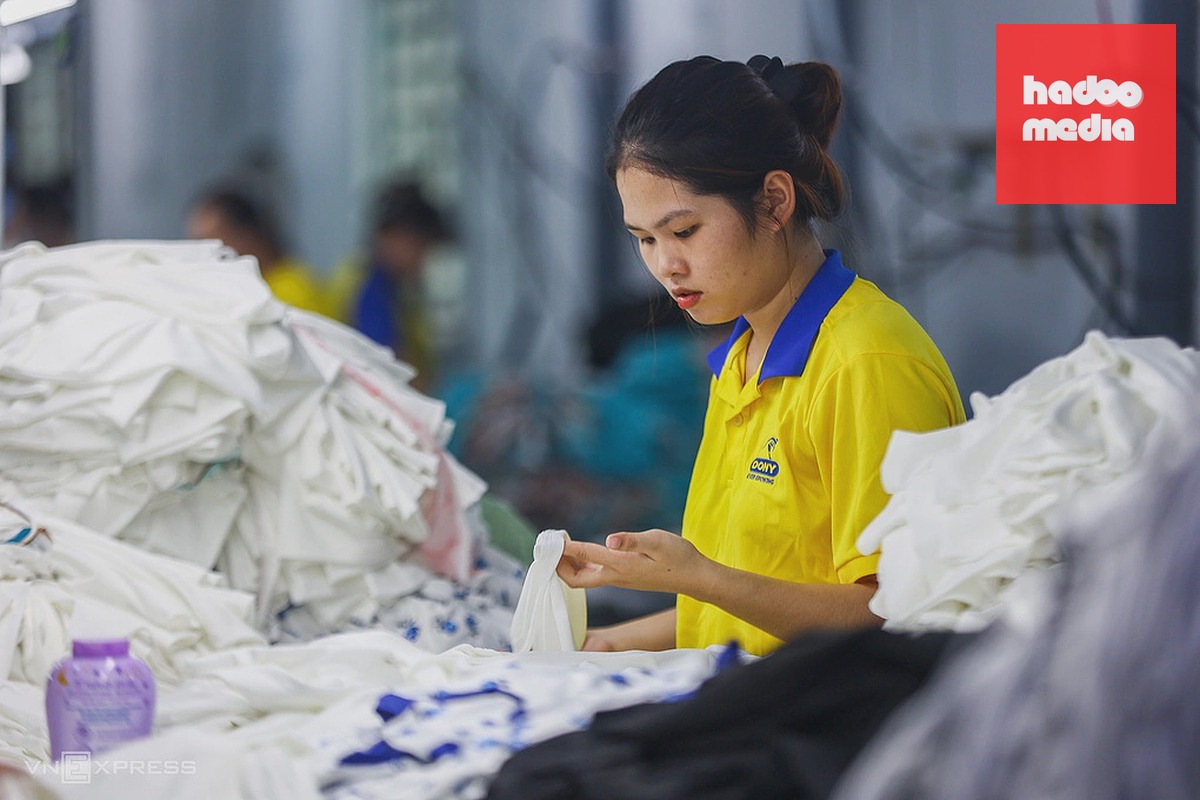 Giờ vào ca của lao động doanh nghiệp may mặc tại Vĩnh Lộc A, TP HCM, tháng 8/2025. Ảnh: Quỳnh Trần