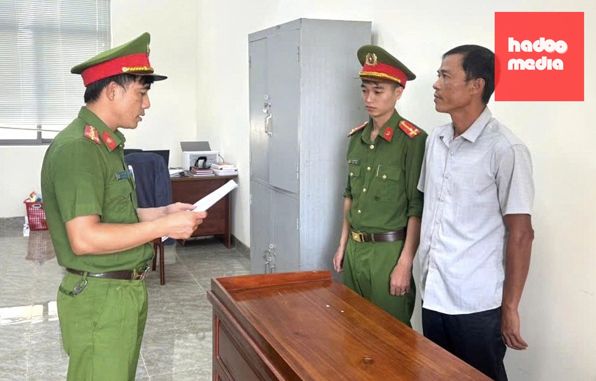 Công an xã Tuy Đức, tỉnh Lâm Đồng tống đạt quyết định khởi tố vụ án hình sự, khởi tố bị can và thi hành lệnh bắt bị can để tạm giam đối với Phạm Văn Thể - Ảnh: Công an tỉnh Lâm Đồng