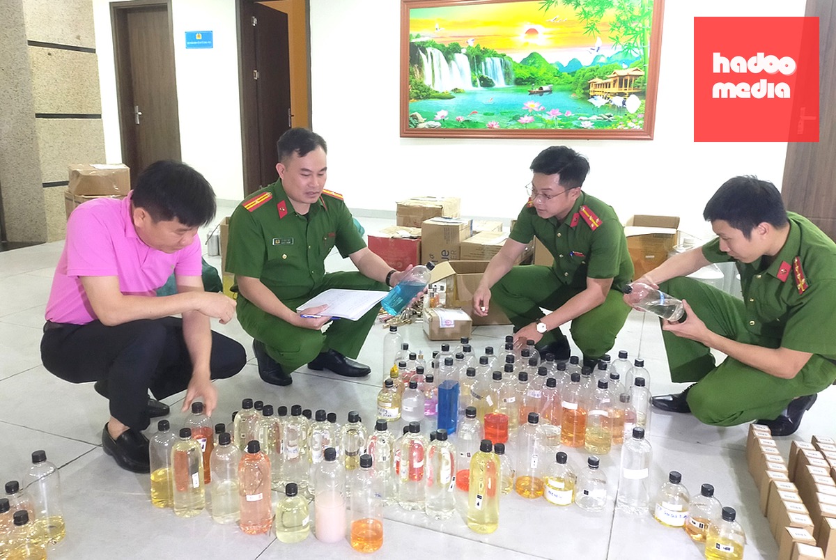 Công an kiểm tra tang vật các nghi phạm dùng để sản xuất nước hoa giả các thương hiệu nổi tiếng - Ảnh: Công an cung cấp