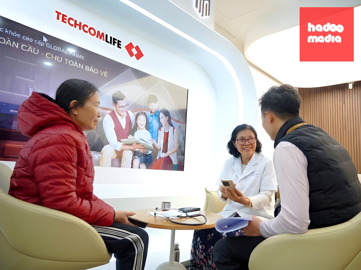 Khách hàng tìm hiểu sản phẩm của Techcom Life. Ảnh: Techcom Life