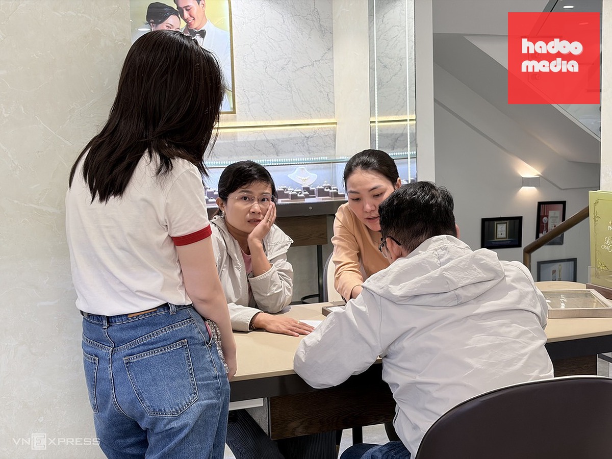 Nhân viên cửa hàng PNJ tại phường An Đông đang tư vấn cho khách hàng đổi kim cương sang trang sức vàng, trưa 22/7. Ảnh: Tất Đạt