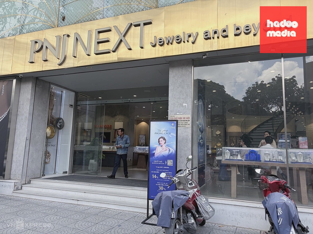Bên ngoài cửa hàng PNJ Next trên đường Hai Bà Trưng, phường Tân Định. Ảnh: Tất Đạt