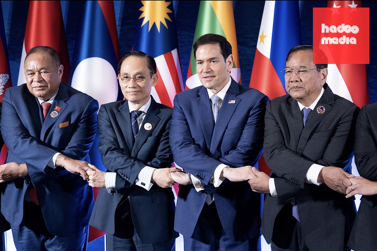 Bộ trưởng Ngoại giao Lê Hoài Trung (thứ hai từ trái sang) và Ngoại trưởng Mỹ Marco Rubio (thứ ba từ trái sang) cùng các Bộ trưởng Ngoại giao ASEAN chụp ảnh bắt tay theo phong cách ASEAN ngày 22-7 - Ảnh: AFP