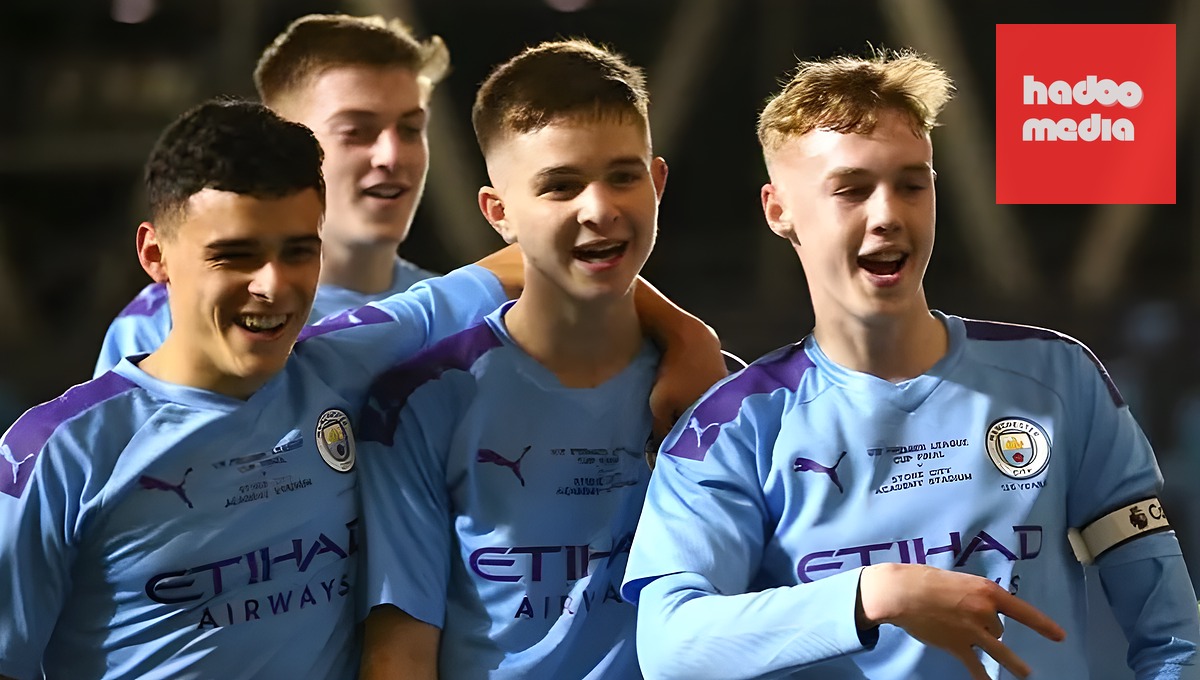 Palmer và Delap (cầu thủ ở phía sau cùng) đã sát cánh cùng nhau trong màu áo học viện Man City. Ảnh: Getty Images.
