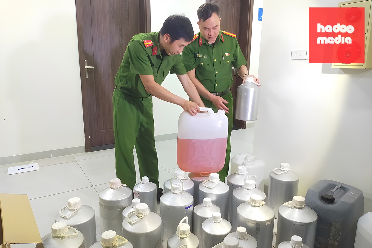 Hương liệu và hóa chất chế tạo nước hoa được cảnh sát thu giữ. Ảnh: Lam Sơn