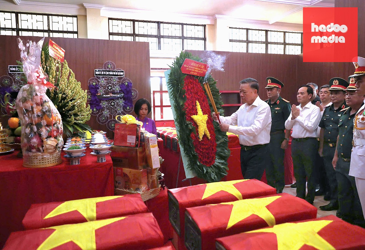 Tổng Bí thư, Chủ tịch nước Tô Lâm dâng hương tại nhà quàn các anh hùng liệt sĩ vừa được tìm thấy ở công viên Lê Thị Riêng, TP.HCM - Ảnh: LÊ PHAN
