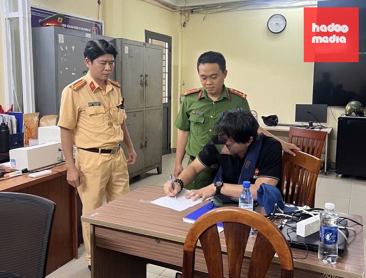 Người điều khiển xe trong đoạn video trình diện tại cơ quan công an - Ảnh cắt từ clip