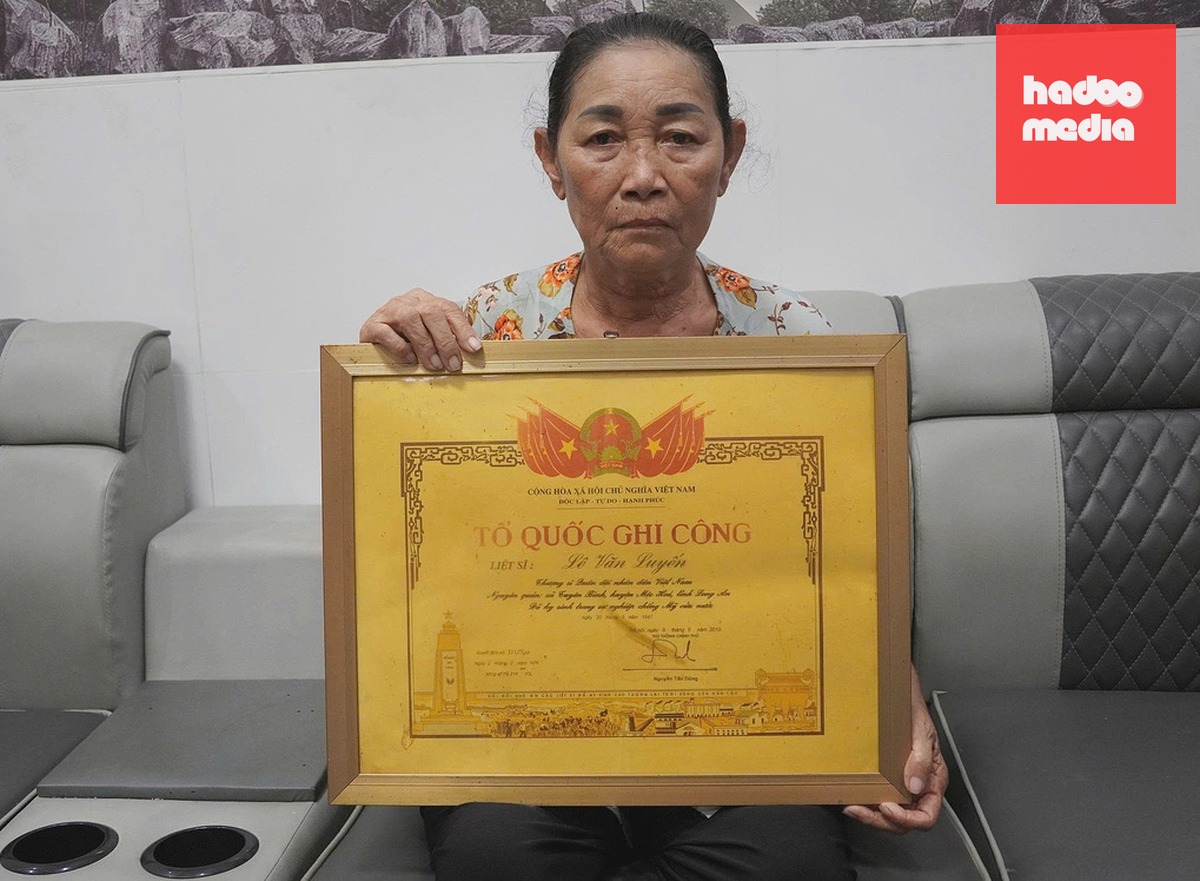 Bà Lê Thị Mừng bên bằng Tổ quốc ghi công anh trai thứ 5, thượng sĩ, liệt sĩ Lê Văn Luyến. Ảnh: Nam An