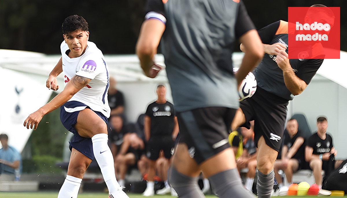 Pha bắt volley đẹp mắt của Mateus Fernandes giúp Gà trống vươn lên dẫn bàn. (Ảnh: Facebook Tottenham Hotspur)
