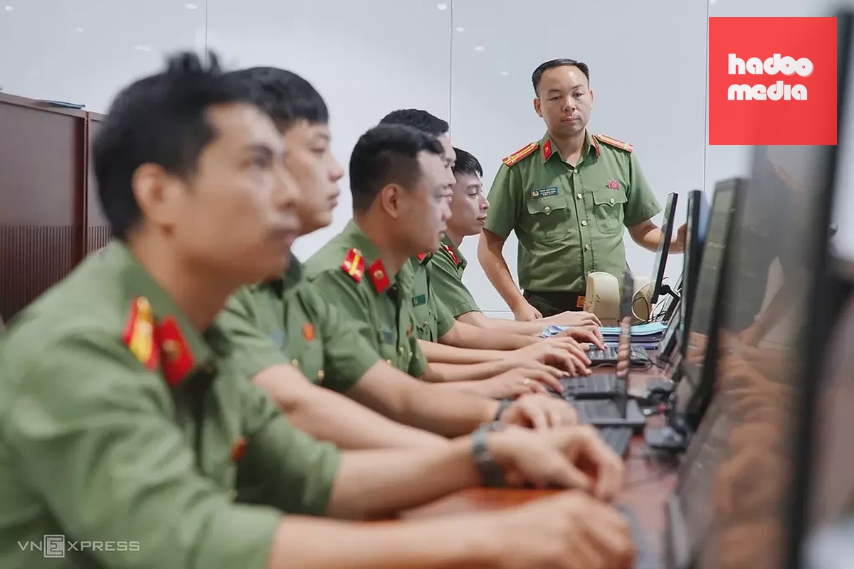 Cán bộ tiếp nhận, xử lý các sự cố an ninh dữ liệu tại Trung tâm giám sát mạng máy tính, Cục Công nghệ thông tin, Bộ Công an. Ảnh: Phạm Dự