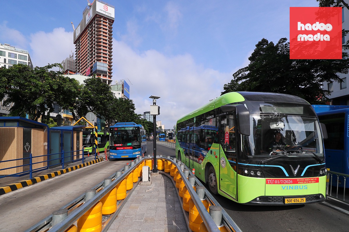 Xe buýt tại TP.HCM - Ảnh: HOÀNG TRIỀU