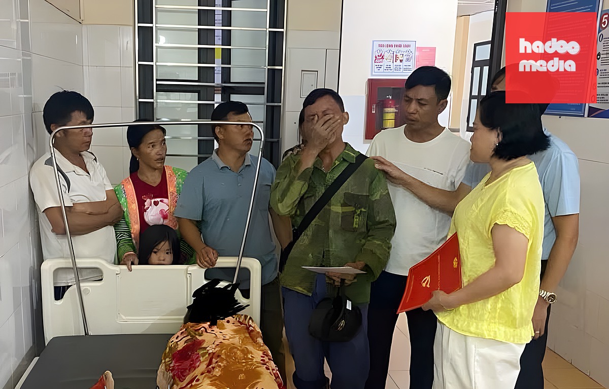 Chính quyền xã Mường Nhé hỏi thăm gia đình nạn nhân. Ảnh: UBND xã Mường Nhé