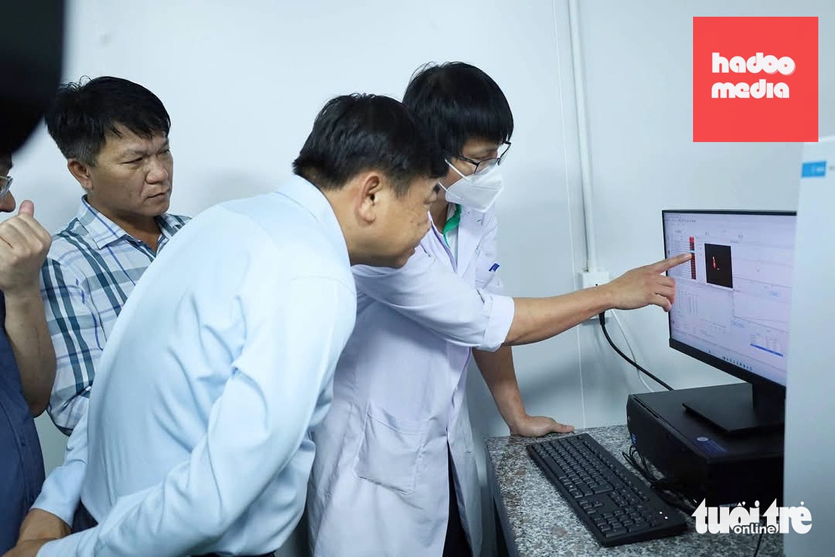 Thứ trưởng Bộ Nông nghiệp và Môi trường Nguyễn Hoàng Hiệp theo dõi quy trình kiểm soát chất lượng sầu riêng tại một đơn vị - Ảnh: MINH PHƯƠNG