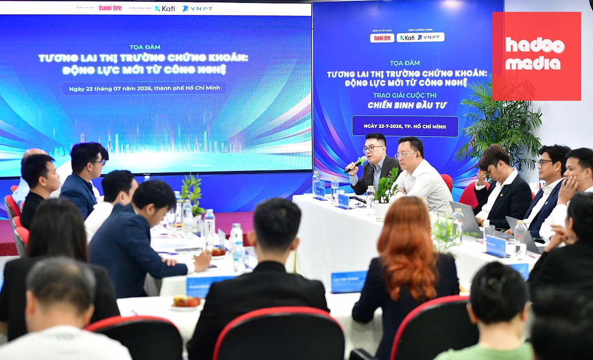 Các diễn giả trao đổi về cơ hội và rủi ro khi ứng dụng AI trong đầu tư chứng khoán tại tọa đàm do Báo điện tử Tuổi Trẻ tổ chức sáng 23-7 - Ảnh: DUYÊN PHAN