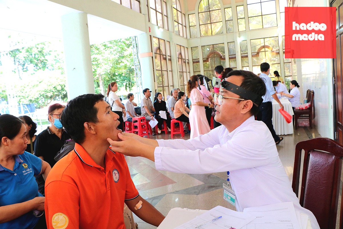 Các bác sĩ tại bệnh viện trên địa bàn TP.HCM tham gia khám sức khỏe miễn phí cho người dân - Ảnh: THU HIẾN