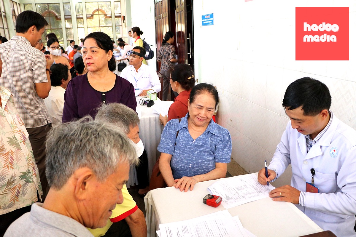 Bác sĩ Trạm Y tế phường Thủ Đức đang thăm khám sức khỏe cho người dân - Ảnh: THU HIẾN