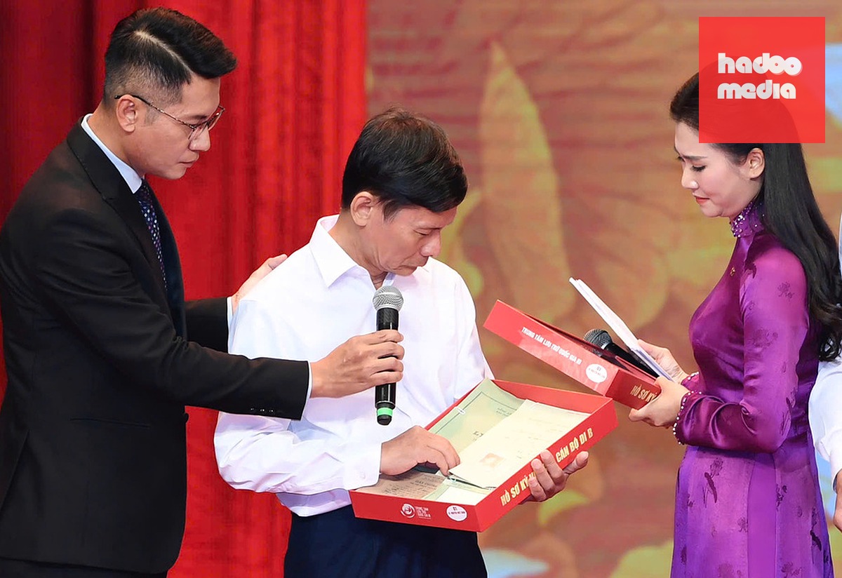 Ông Hải nhận lại kỷ vật trước ngày đi B của cha - liệt sĩ Nguyễn Đức Châu. Ảnh: Tuấn Huy