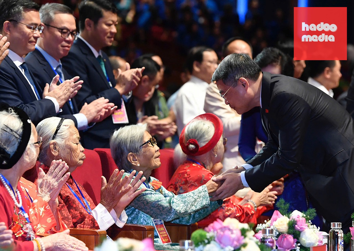 Thủ tướng Lê Minh Hưng thăm hỏi động viên các mẹ Việt Nam anh hùng dự hội nghị. Ảnh: Tuấn Huy