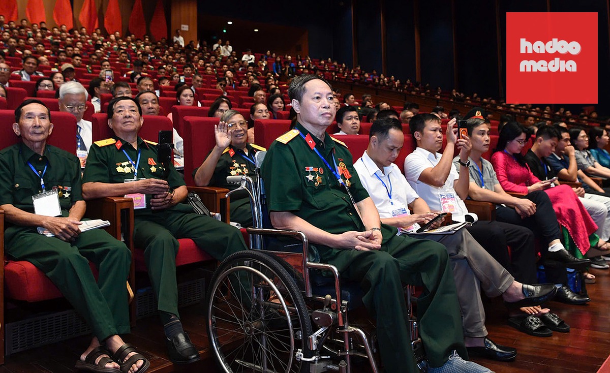 Các đại biểu người có công dự hội nghị. Ảnh: Tuấn Huy
