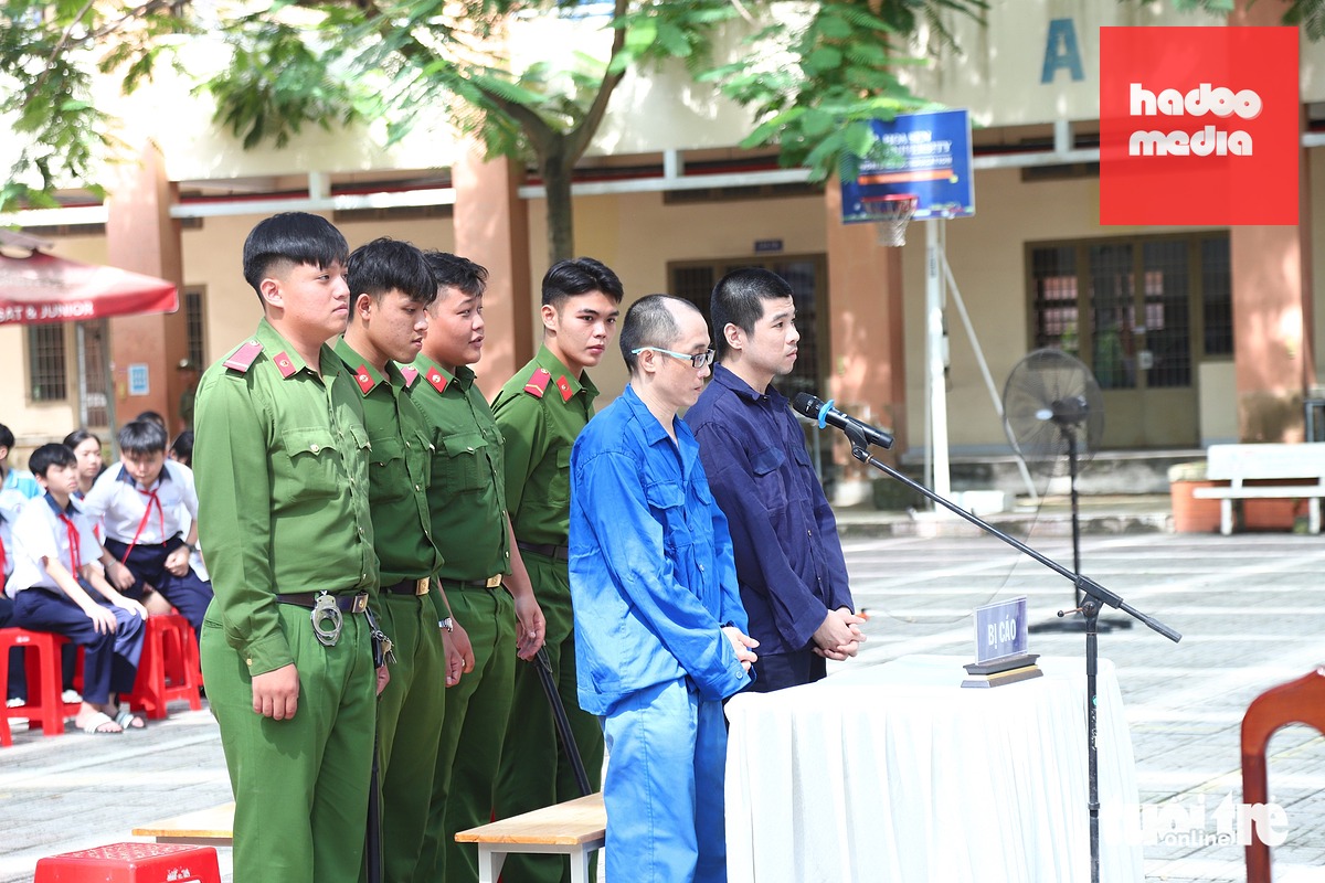 Bị cáo Nguyễn Đức Phương và bị cáo Đặng Văn Thiện tại phiên xét xử - Ảnh: NGỌC LÂN