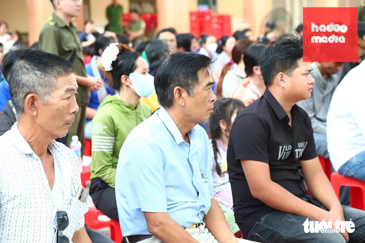 Người dân xã Tân Nhựt tập trung từ sớm để tham dự phiên tòa - Ảnh: NGỌC LÂN