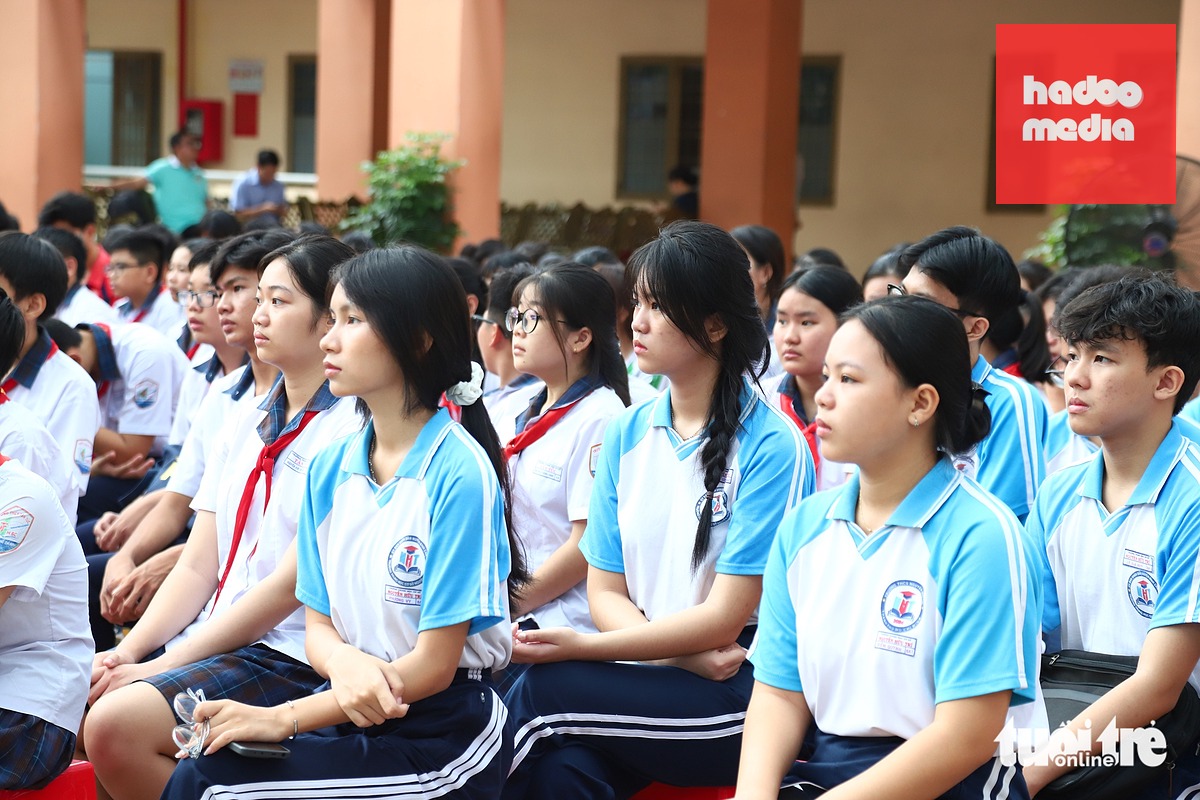 Phiên xét xử lưu động nhận được sự quan tâm của nhiều học sinh - Ảnh: NGỌC LÂN