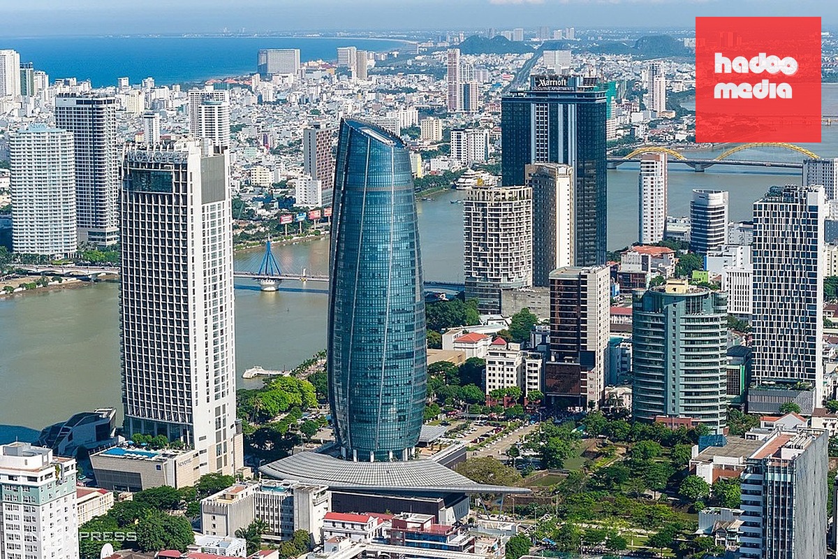 Trung tâm hành chính (tòa nhà hình trụ với biểu tượng ngọn hải đăng). Ảnh: Nguyễn Đông