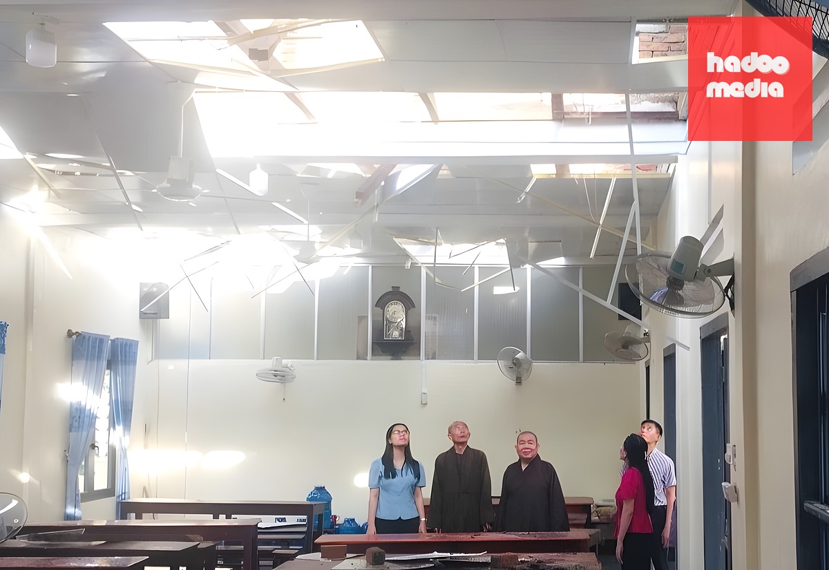 Mưa kèm theo lốc xoáy làm tốc mái Trường trung cấp Phật học Ninh Thuận - Ảnh: THUẬN HÙNG