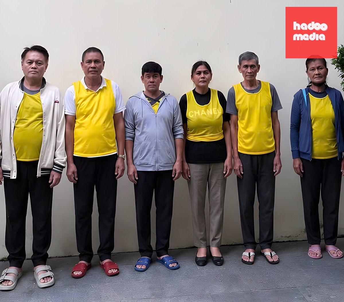 Nhóm người Philippines lừa đảo du khách bằng trò đánh bài bịp bị Công an TP.HCM khởi tố - Ảnh: C.A.