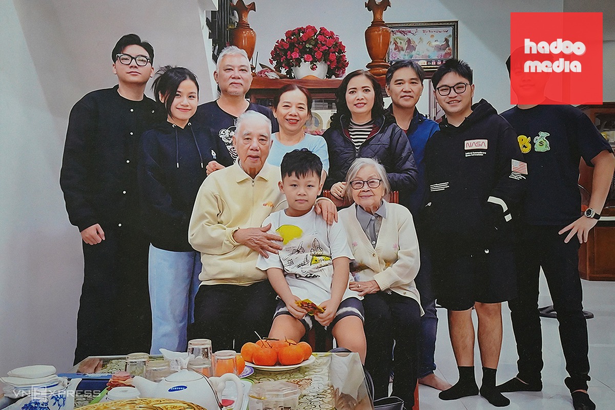 Bà Huệ, ông Trí cùng gia đình hai con của ông Trí. Ảnh: Gia đình cung cấp