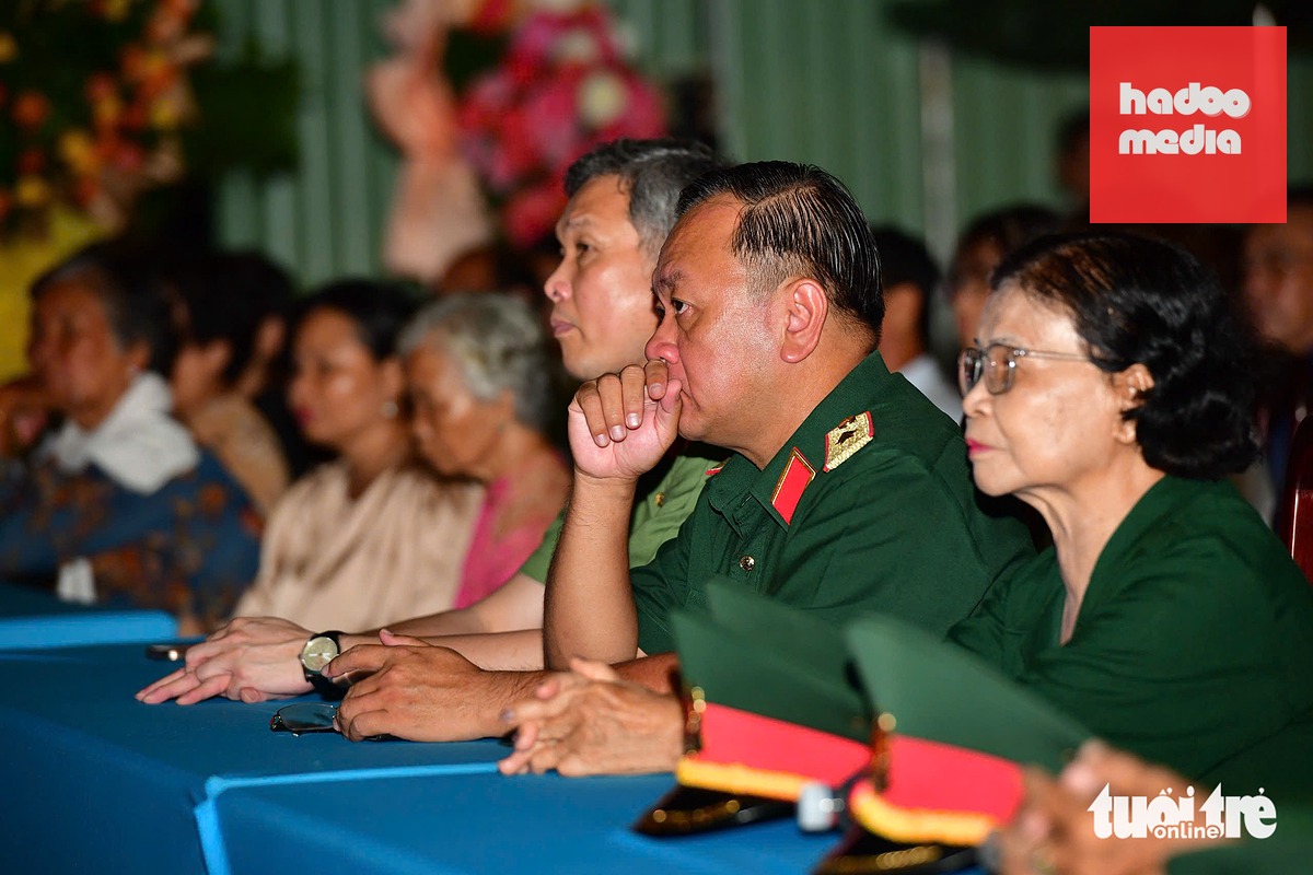 Thiếu tướng Nguyễn Thành Trung, Chính ủy Bộ Tư lệnh TP.HCM, Phó trưởng ban thường trực Ban Chỉ đạo 515 TP.HCM, xúc động khi dự chương trình - Ảnh: DUYÊN PHAN