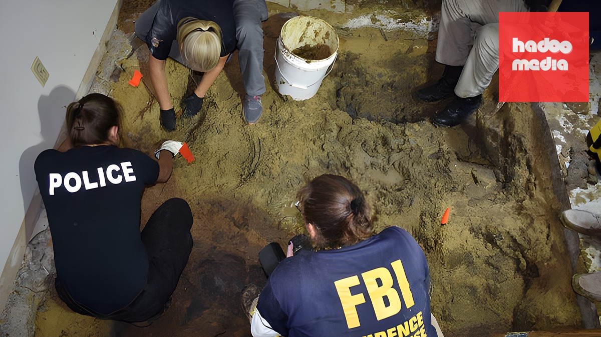 Cảnh sát và FBI khai quật thi thể Kim Langwell dưới sàn nhà. Ảnh: Beaumont Police Department