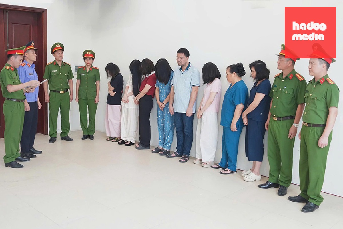 Cơ quan điều tra đọc lệnh khởi tố đối với các nghi phạm. Ảnh: Công an cung cấp