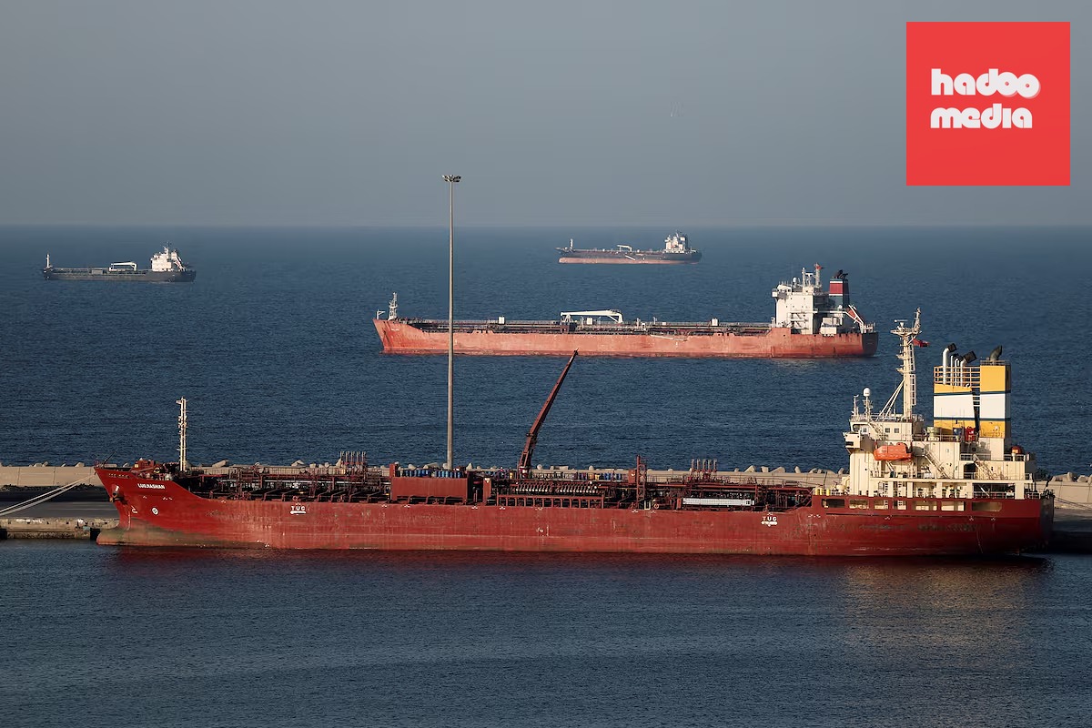 Một tàu chở dầu neo đậu tại eo biển Hormuz, tuyến hàng hải chiến lược  - Ảnh: REUTERS