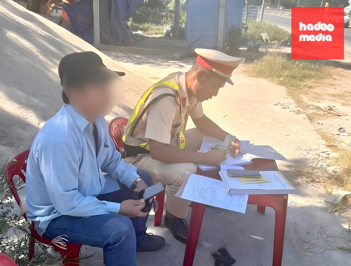 Tài xế bị lập biên bản xử phạt vì không nhường đường cho xe ưu tiên - Ảnh: GIANG GIANG