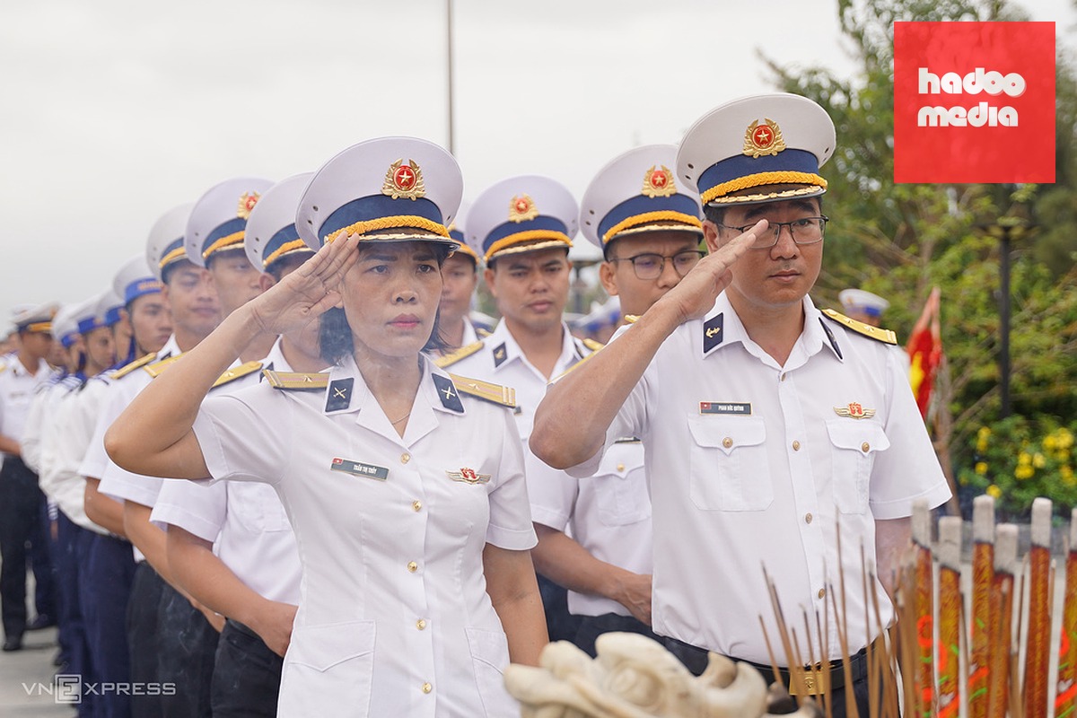 Đồng đội, người thân tại Đà Nẵng và Khánh Hòa làm lễ tưởng niệm 64 liệt sĩ hy sinh bảo vệ bãi đá Gạc Ma, thuộc quần đảo Trường Sa của Việt Nam. Ảnh: Nguyễn Đông