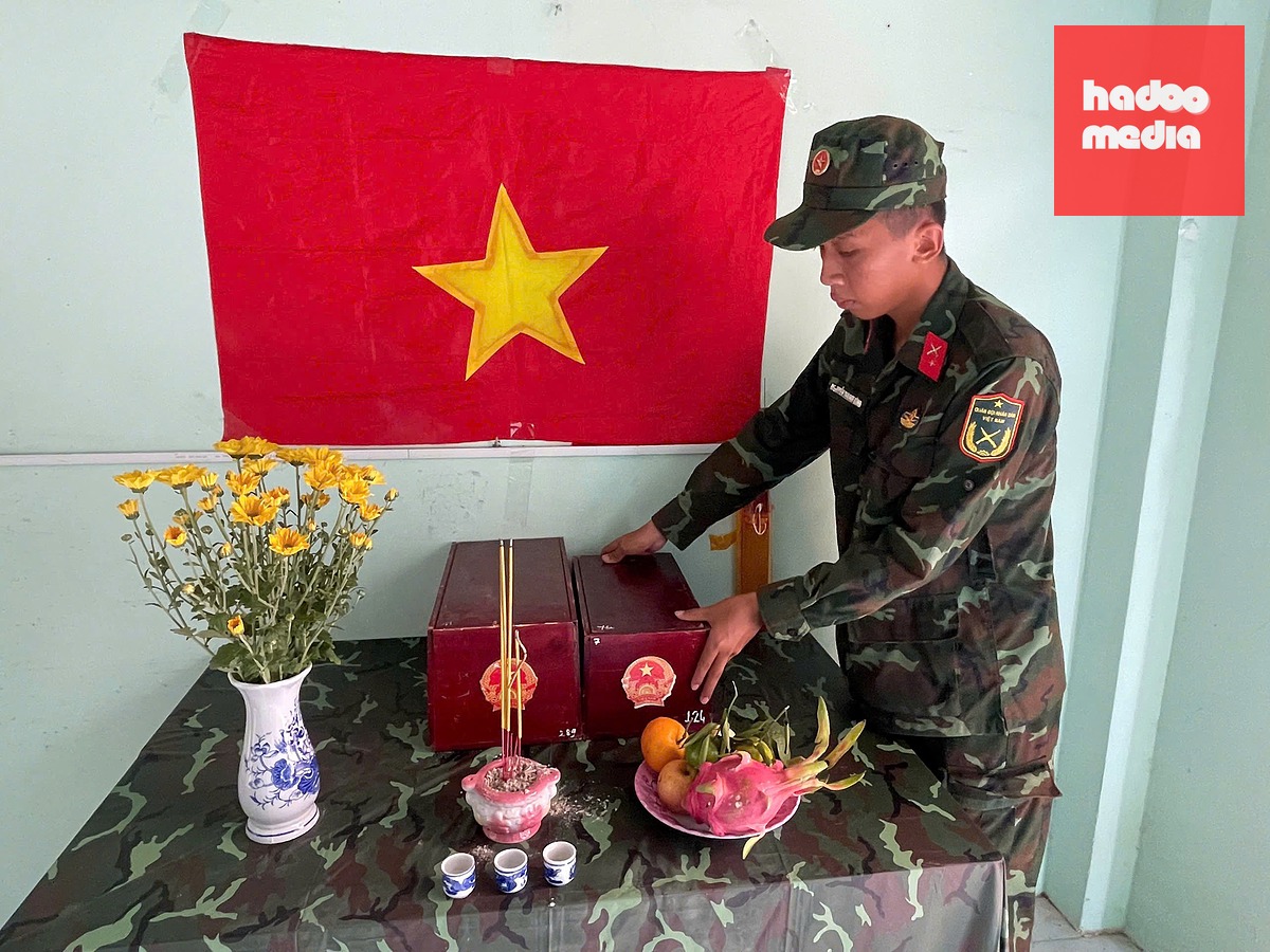 Thêm một bộ hài cốt liệt sĩ vừa được tìm thấy ở ấp Tân Tây được đưa về quàn tại Ban Chỉ huy Quân sự xã Tân Thành, Tây Ninh - Ảnh: HOÀI NHÂN