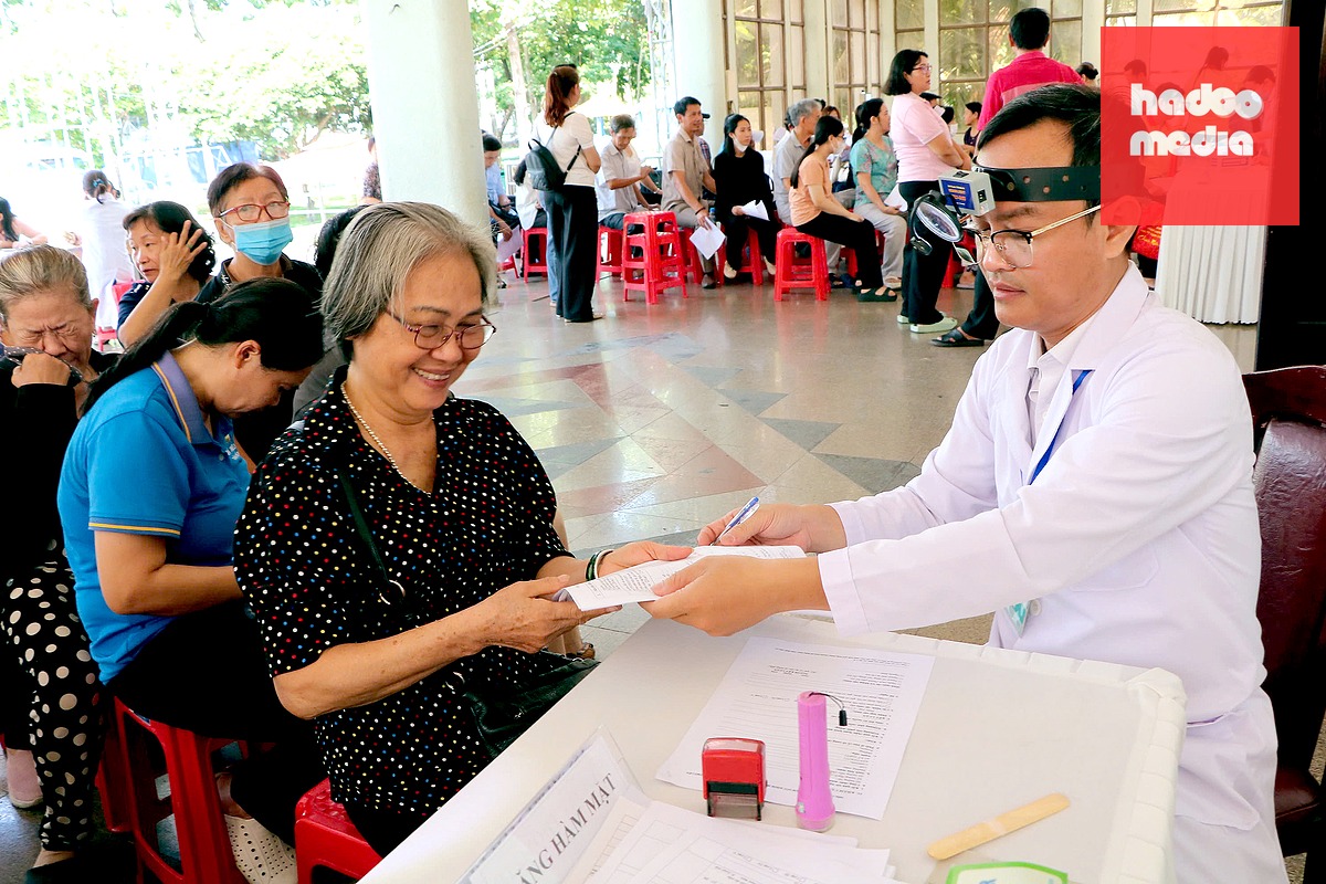 Người dân tại TP.HCM được thăm khám sức khỏe miễn phí không phân biệt thường trú, tạm trú - Ảnh: THU HIẾN