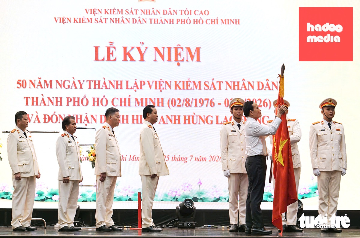 Ông Trần Lưu Quang, Ủy viên Bộ Chính trị, Bí thư Thành ủy, Trưởng Đoàn đại biểu Quốc hội TP.HCM, thay mặt lãnh đạo Đảng, Nhà nước trao tặng danh hiệu Anh hùng Lao động cho Viện Kiểm sát nhân dân TP.HCM - Ảnh: TUYẾT MAI
