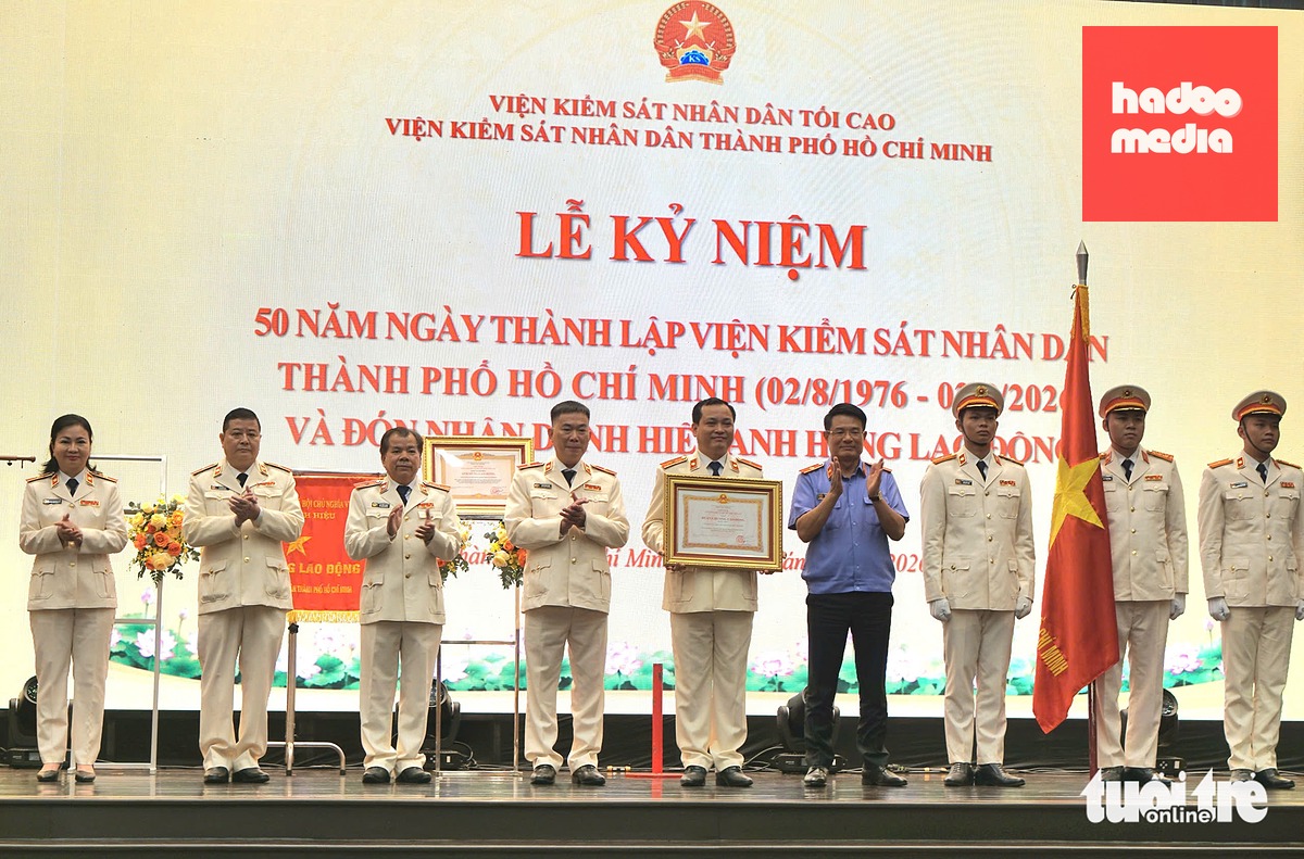 Ông Nguyễn Huy Tiến, Ủy viên Ban Chấp hành Trung ương Đảng, Bí thư Đảng ủy, Viện trưởng Viện Kiểm sát nhân dân tối cao, trao tặng Huân chương Lao động hạng nhất cho Viện Kiểm sát nhân dân TP.HCM - Ảnh: TUYẾT MAI
