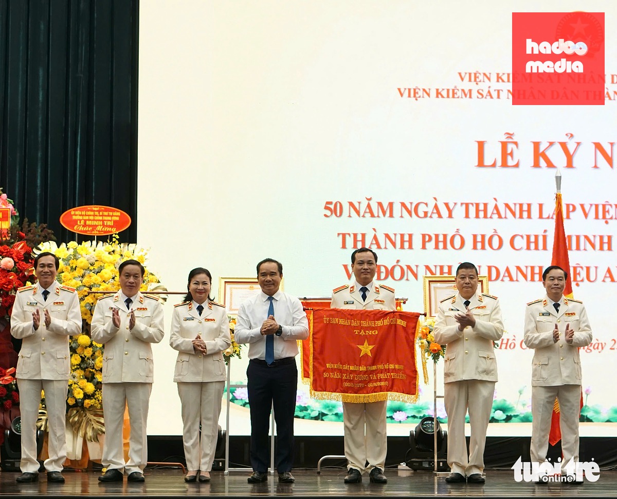 Ông Nguyễn Văn Được, Ủy viên Ban Chấp hành Trung ương Đảng, Phó bí thư Thành ủy, Chủ tịch Ủy ban nhân dân thành phố, trao Cờ truyền thống cho Viện Kiểm sát nhân dân TP.HCM - Ảnh: TUYẾT MAI