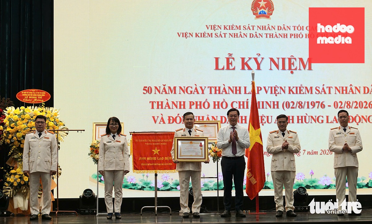 Ông Lê Quốc Phong, Ủy viên Ban Chấp hành Trung ương Đảng, Phó bí thư thường trực Thành ủy, Bí thư Đảng ủy các cơ quan Đảng thành phố, trao tặng Huân chương Lao động hạng ba cho Phòng Công tố và Kiểm sát điều tra, kiểm sát xét xử sơ thẩm án kinh tế, tham nhũng, Viện Kiểm sát nhân dân TP.HCM - Ảnh: TUYẾT MAI
