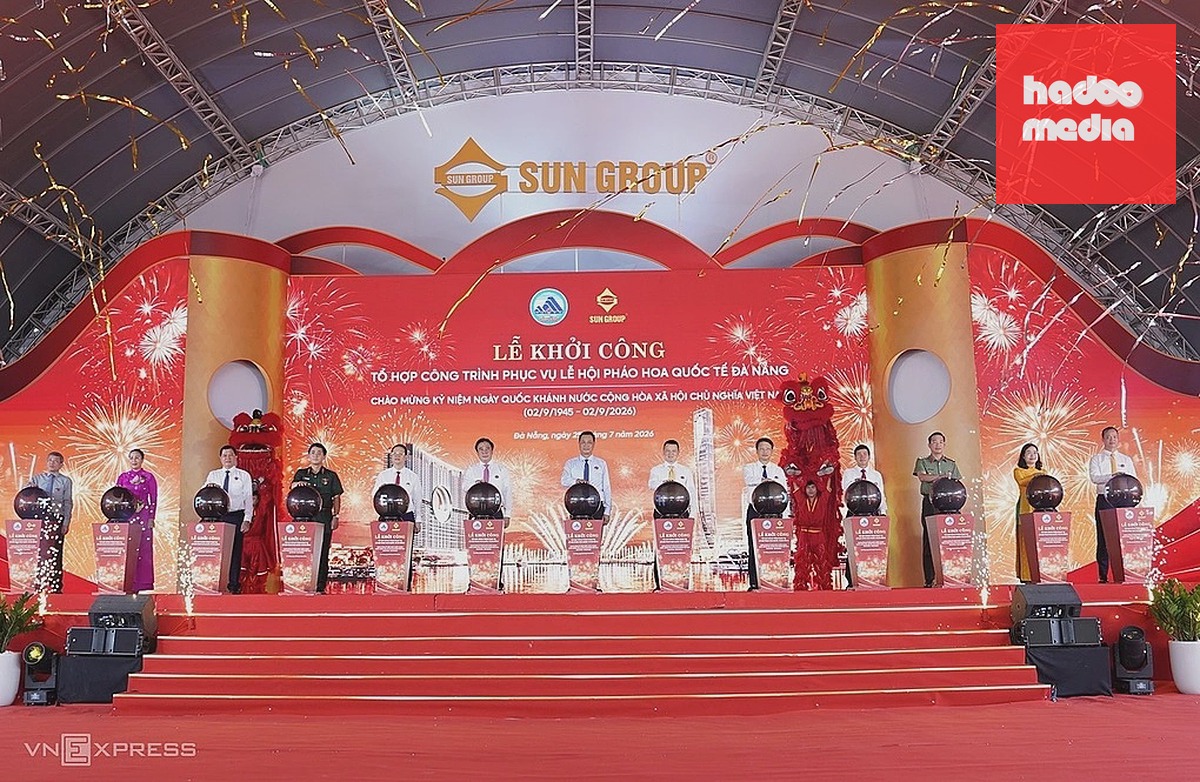 Lãnh đạo thành phố Đà Nẵng và chủ đầu tư nhấn nút khởi công dự án. Ảnh: Nguyễn Đông