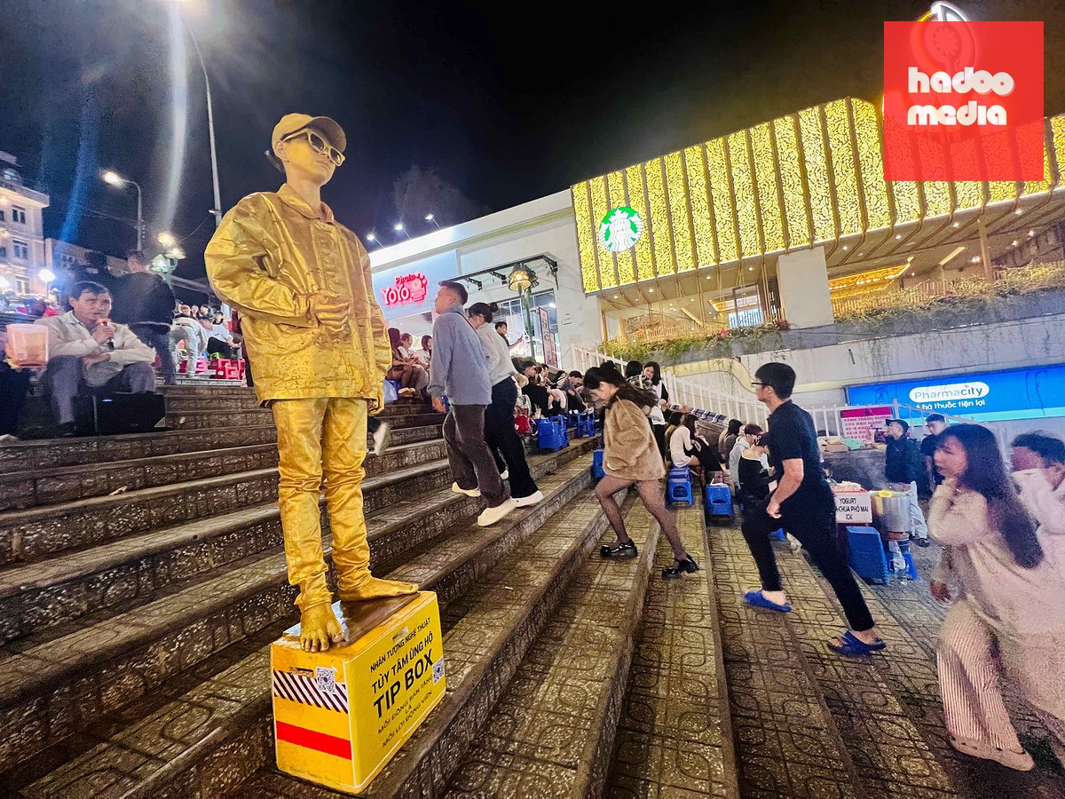 Những nhân tượng ở phố sương mù, kiên trì trong gió lạnh kiếm thêm thu nhập - Ảnh 4.