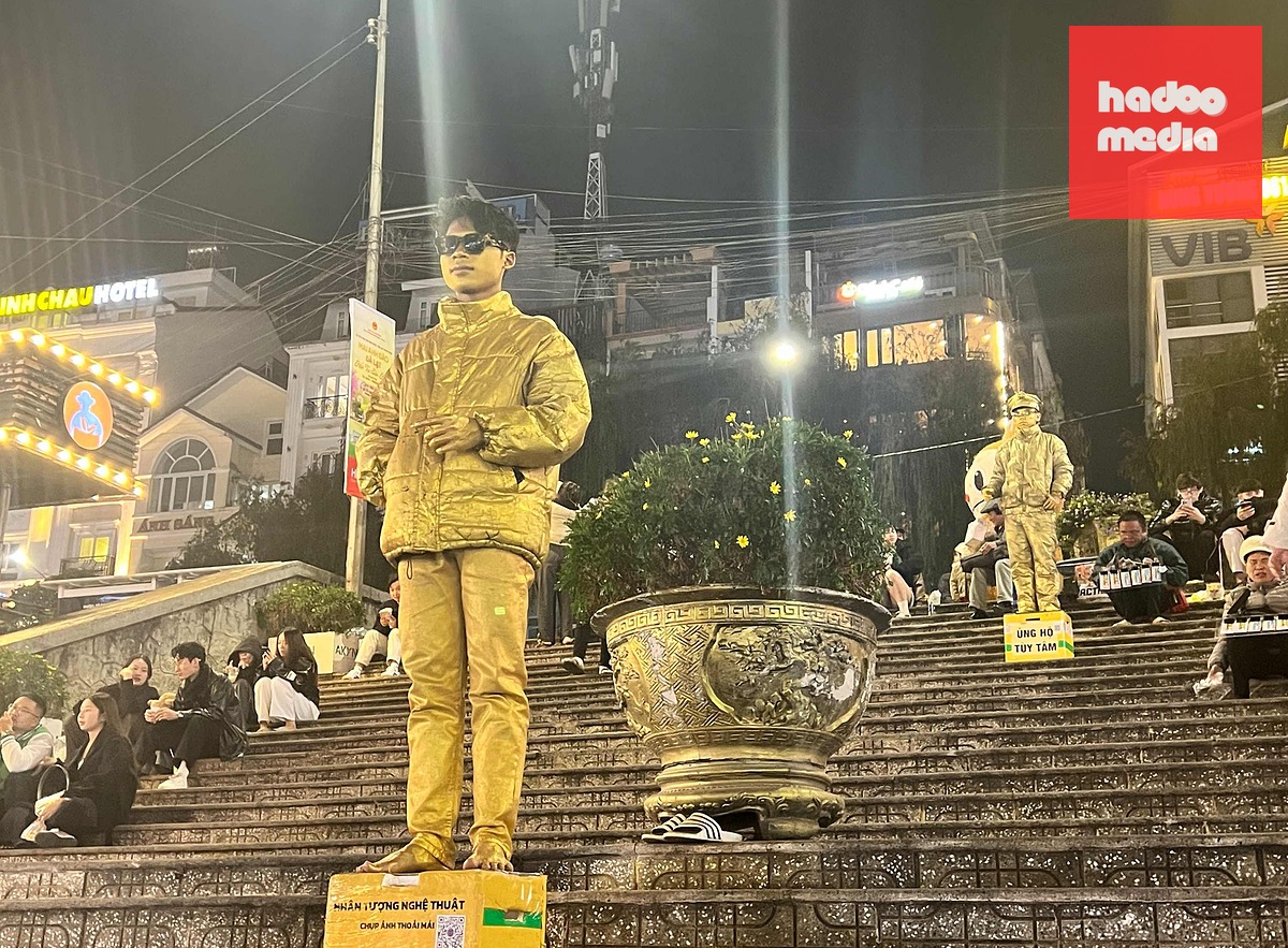 Lớp áo khoác phao dày giúp Điểu Kha chống chọi những cơn gió lạnh - Ảnh: YẾN TRINH