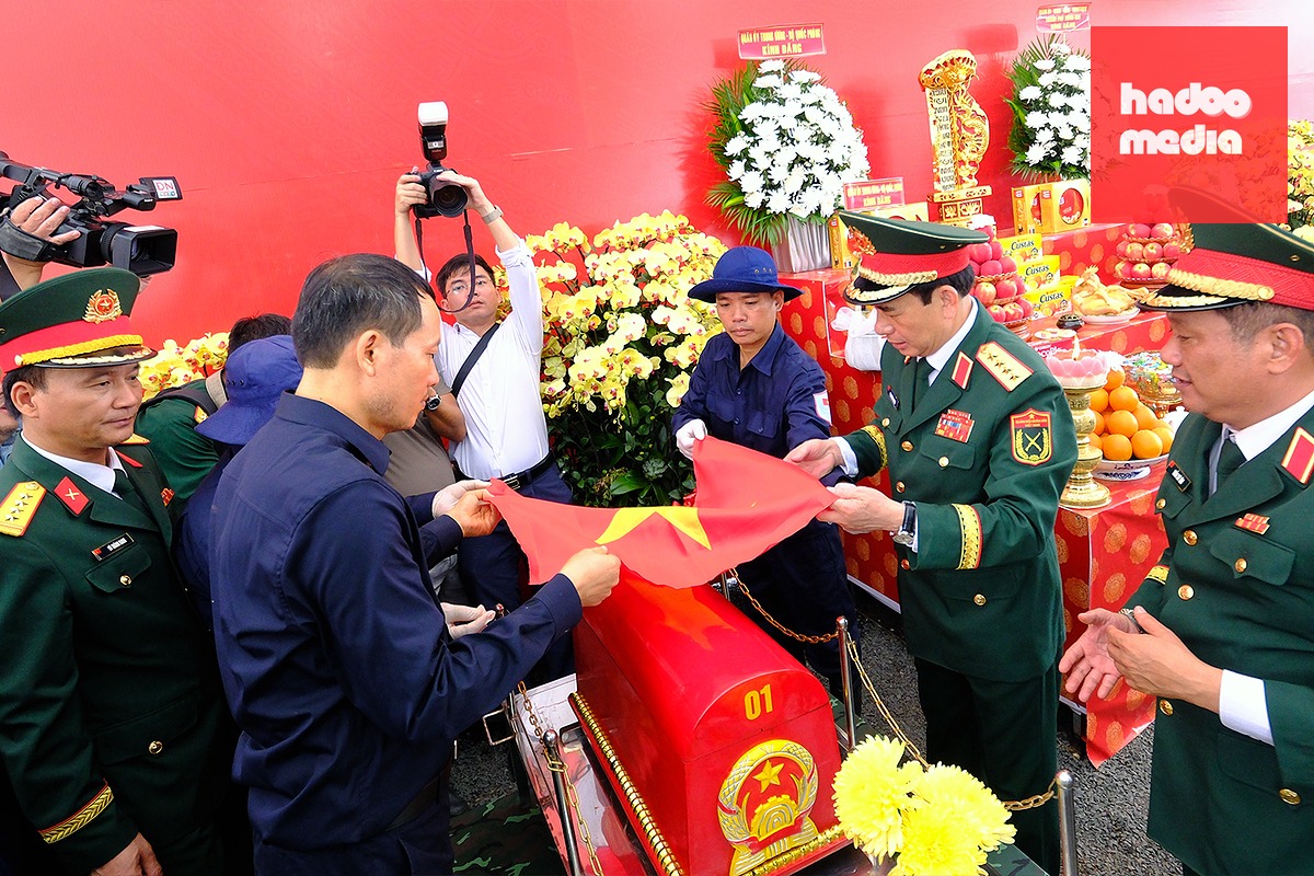 Phó thủ tướng Chính phủ, Bộ trưởng Bộ Quốc phòng Phan Văn Giang và Bí thư Thành ủy Đồng Nai Vũ Hồng Văn thực hiện nghi lễ phủ Quốc kỳ - Ảnh: A.B.