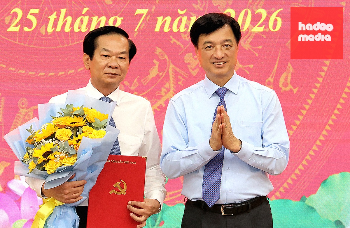 Trưởng Ban Tổ chức Trung ương Nguyễn Duy Ngọc trao quyết định cho ông Đỗ Thanh Bình.
Ảnh: An Bình