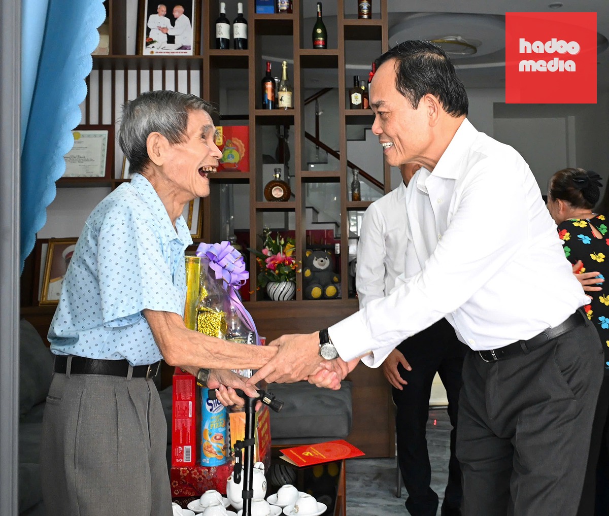 Bí thư Trần Lưu Quang đến thăm ông Nguyễn Xuân Viên và gia đình - Ảnh: VIỆT DŨNG